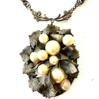 LOT 108  VINTAGE COSTUME JEWELRY CHUNKY LEAFY PENDANT W/FAUX PEARLS