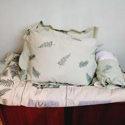 QUEEN SIZE REVERIBLE COMFORTER, SHAMS, PILLOW & SKIRT SET