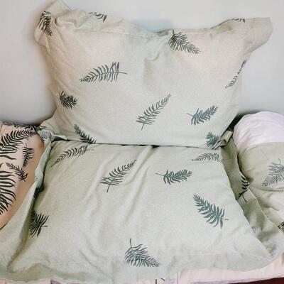 QUEEN SIZE REVERIBLE COMFORTER, SHAMS, PILLOW & SKIRT SET
