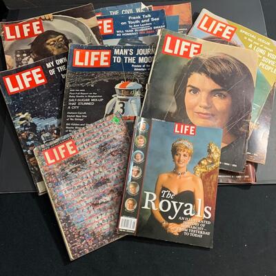 LOT:1G: Lot of LIFE Magazines 1961-1964 + 60th Anniversary(1936 -1996) and 2010 Royals Edition