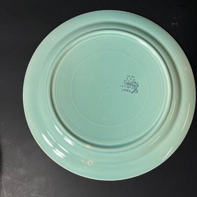 LOT 34J: Eight Vintage Green LuRay Pastels Dinner Plates