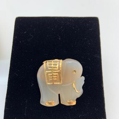 LOT:6: Jade and 14k Gold Elephant Pendant