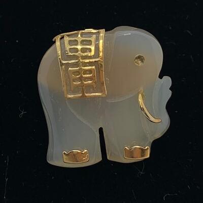 LOT:6: Jade and 14k Gold Elephant Pendant