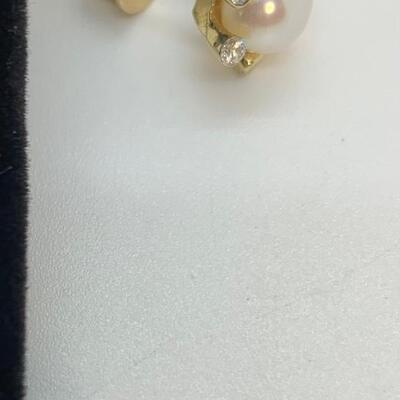 LOT:21: 925 Pearl Stud Earrings surrounded by a halo of simulated diamonds