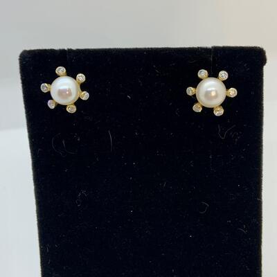 LOT:21: 925 Pearl Stud Earrings surrounded by a halo of simulated diamonds