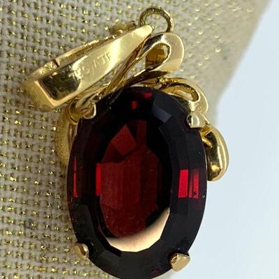 LOT:30:  750 ATF 18k yellow Gold Oval Garnet Pendant