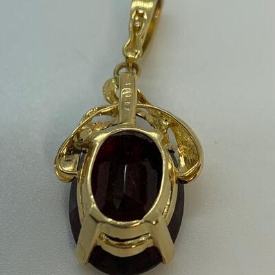 LOT:30:  750 ATF 18k yellow Gold Oval Garnet Pendant