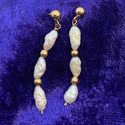LOT:35: 14k Freshwater Pearl Necklace, Bracelet and pierced earring set