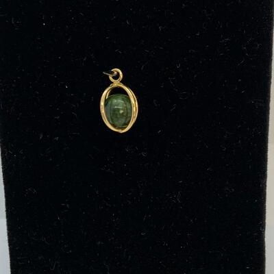 LOT:38: Vintage Green Jade Ball Charm/Pendant