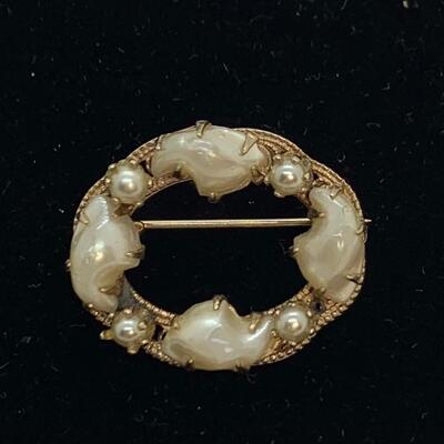 LOT:39:  Vintage Cultured Pearl Pin