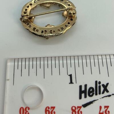 LOT:39:  Vintage Cultured Pearl Pin