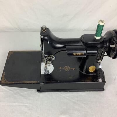 925 - Model: 221 - Singer Featherweight Sewing Machine with Case