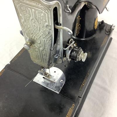 925 - Model: 221 - Singer Featherweight Sewing Machine with Case