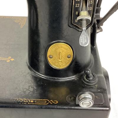 925 - Model: 221 - Singer Featherweight Sewing Machine with Case