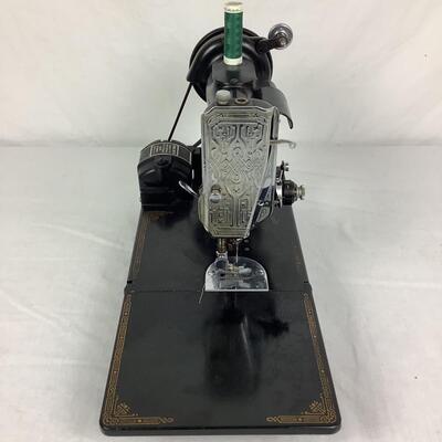 925 - Model: 221 - Singer Featherweight Sewing Machine with Case