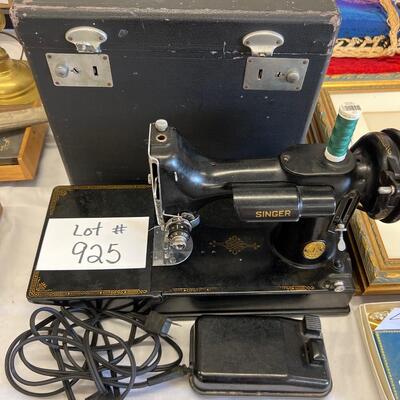 925 - Model: 221 - Singer Featherweight Sewing Machine with Case