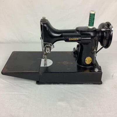 925 - Model: 221 - Singer Featherweight Sewing Machine with Case