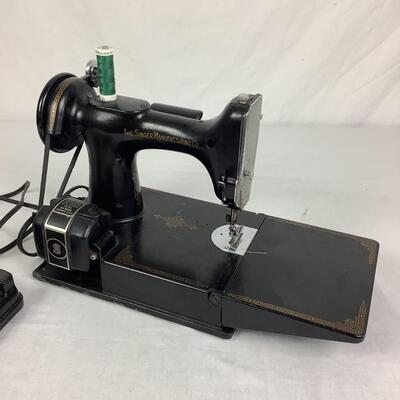 925 - Model: 221 - Singer Featherweight Sewing Machine with Case