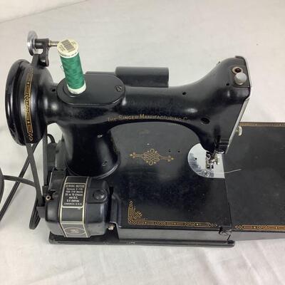 925 - Model: 221 - Singer Featherweight Sewing Machine with Case