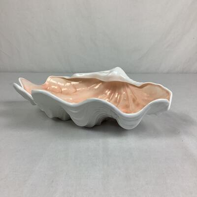 926 Large Wedgwood and Arthur Court Clam Shell