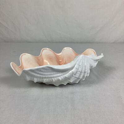 926 Large Wedgwood and Arthur Court Clam Shell