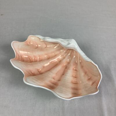 926 Large Wedgwood and Arthur Court Clam Shell