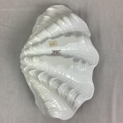 926 Large Wedgwood and Arthur Court Clam Shell