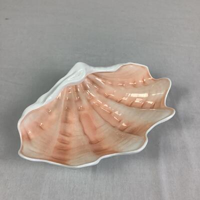 926 Large Wedgwood and Arthur Court Clam Shell