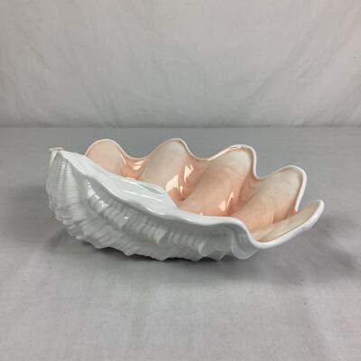 926 Large Wedgwood and Arthur Court Clam Shell