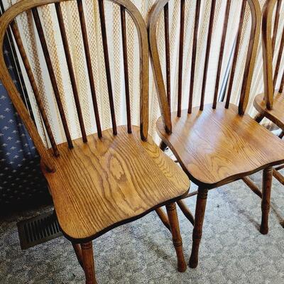 BEAUTIFUL OAK DINING TABLE W/ 4 MATCHING CHAIR S