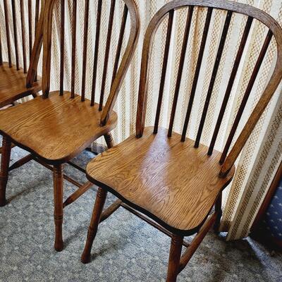 BEAUTIFUL OAK DINING TABLE W/ 4 MATCHING CHAIR S