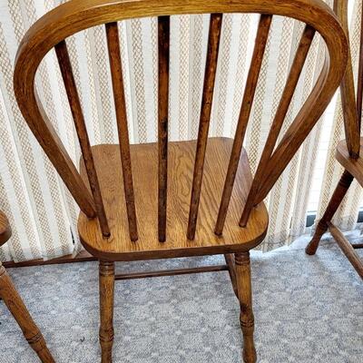 BEAUTIFUL OAK DINING TABLE W/ 4 MATCHING CHAIR S