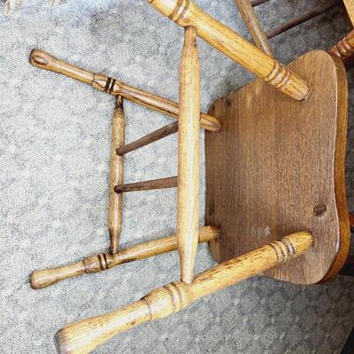 BEAUTIFUL OAK DINING TABLE W/ 4 MATCHING CHAIR S