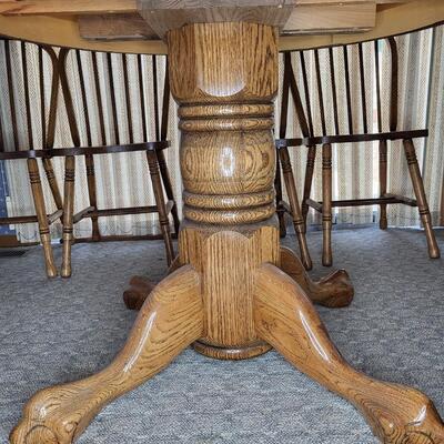 BEAUTIFUL OAK DINING TABLE W/ 4 MATCHING CHAIR S