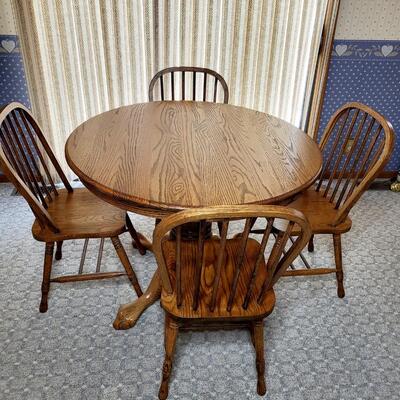 BEAUTIFUL OAK DINING TABLE W/ 4 MATCHING CHAIR S