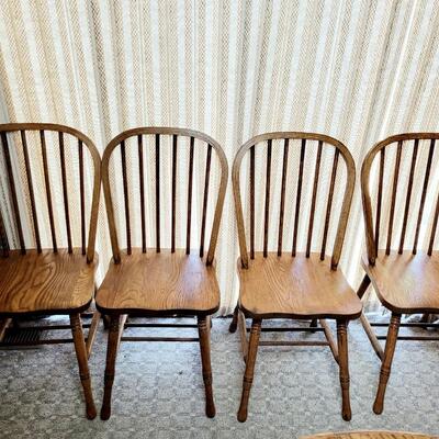 BEAUTIFUL OAK DINING TABLE W/ 4 MATCHING CHAIR S