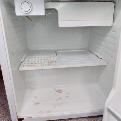MAGIC CHEF MINI FRIDGE
