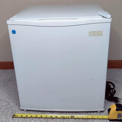 MAGIC CHEF MINI FRIDGE