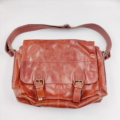 FOSSIL BRAND LEATHER MESSENGER BAG