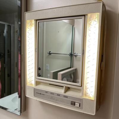 LOT 134  BLAST FROM THE PAST 1970s MAKE UP MIRROR ADJUSTABLE LIGHTING