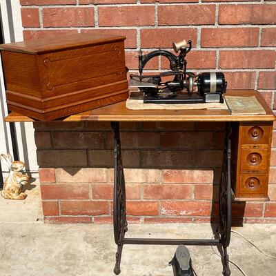 LOT 147  ANTIQUE WILLCOX & GIBBS ELECTRIC SEWING MACHINE OAK COFFIN TOP CABINET