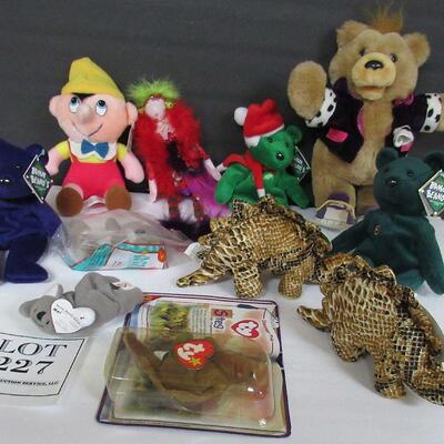 Lot of Plush: Pinocchio, Teddy Grahams Bear, Dinos, Bears, Ty Minis and a Lady