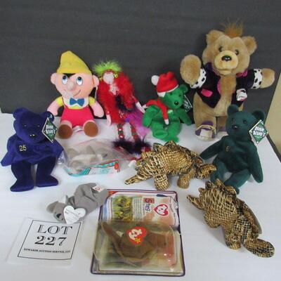 Lot of Plush: Pinocchio, Teddy Grahams Bear, Dinos, Bears, Ty Minis and a Lady