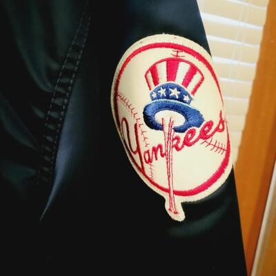 MENS SIZE MED YANKEE STARTERS JACKET