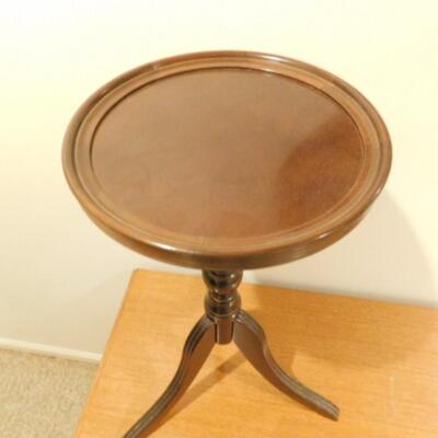 Mahogany Finish Plant Stand or Lamp Table