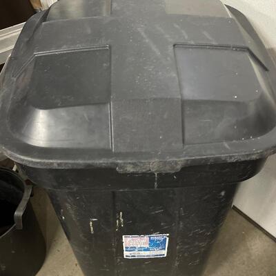 D21- Garbage can with attached lid and various yard tools/cleaning tools