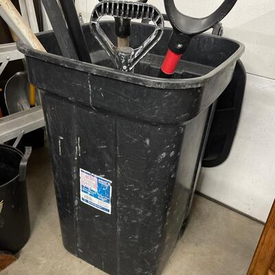 D21- Garbage can with attached lid and various yard tools/cleaning tools