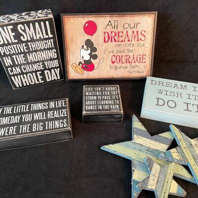 Lot 24 Assorted Wall Decor