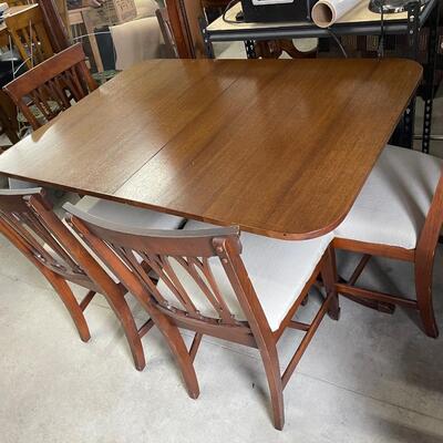D35-Kitchen Table with 4 chairs