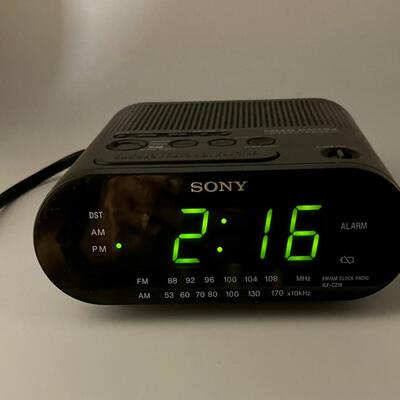 NEW Sony ICF-C218 Dream Machine AM/FM Clock Radio Auto Time Set Daylight Saving